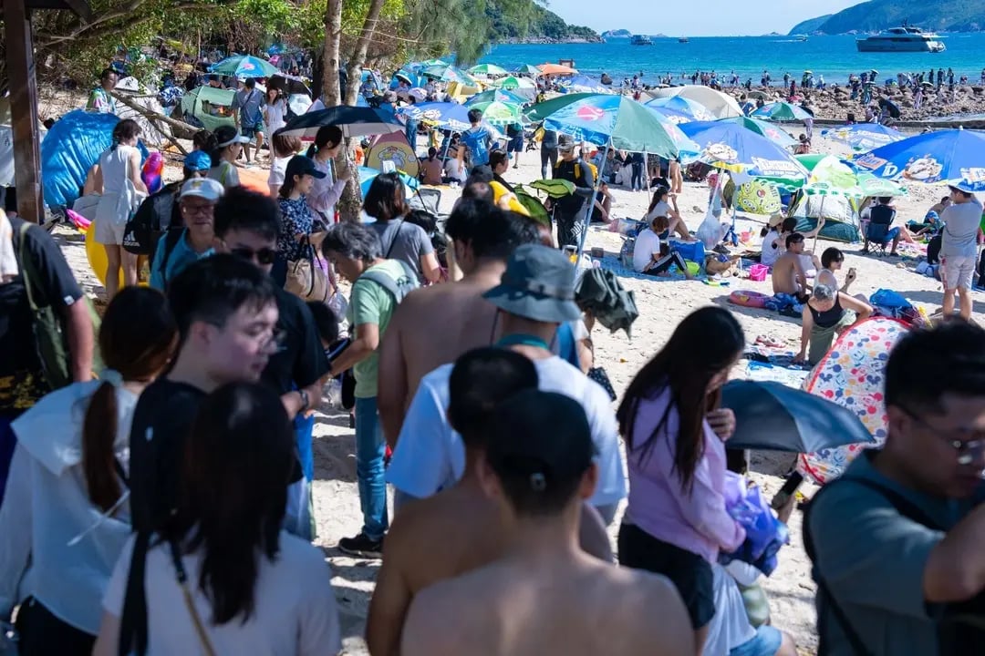 crowed_ecotourism